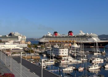 Desembarco estadounidense y británico en Vigo: llegan casi 10.000 turistas en una doble escala de cruceros
