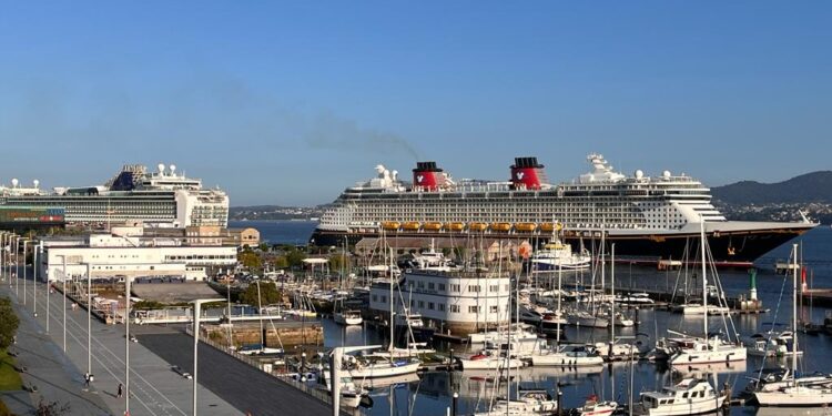Desembarco estadounidense y británico en Vigo: llegan casi 10.000 turistas en una doble escala de cruceros