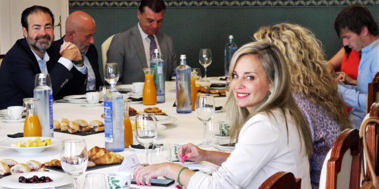 Sumar asegura a empresarios en Vigo que la reducción de jornada beneficiará a la productividad