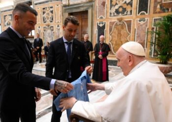 El Papa recibe al Celta en el Vaticano: “Sus colores son los de la Inmaculada y los de la camiseta argentina”