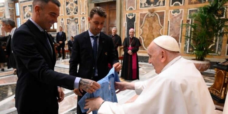 El Papa recibe al Celta en el Vaticano: “Sus colores son los de la Inmaculada y los de la camiseta argentina”