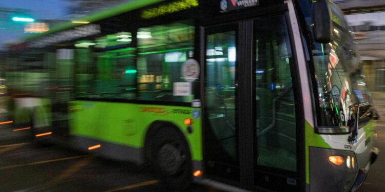 Vitrasa refuerza el servicio para las fiestas de Bouzas y pone una lanzadera para volver de la tirada de fuegos