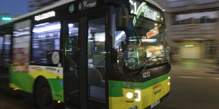 Vitrasa pone a la venta los billetes del bus para volver del concierto de Calamaro: este es el itinerario