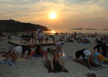 Yoga sobre la arena al atardecer: Patos recupera las sesiones gratuitas en la playa