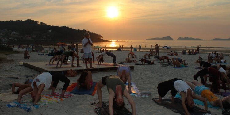 Yoga sobre la arena al atardecer: Patos recupera las sesiones gratuitas en la playa
