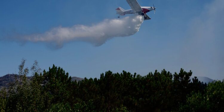 Extinguido el incendio forestal declarado junto a la vía rápida en O Rosal
