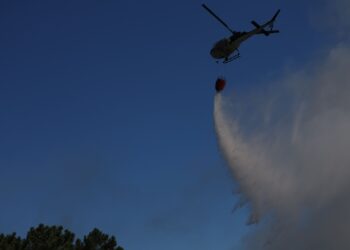 Extinguido el incendio forestal declarado junto a la vía rápida en O Rosal