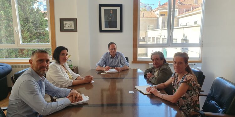 El presidente de la Autoridad Portuaria de Vigo, Carlos Botana, junto a la jefa de explotación y responsable comercial del Puerto de Vigo, Dolores Rois, y a David Castro, jefe de la división de gestión comercial, se ha reunido esta semana con Eloy García, presidente de Conxemar, y Yobana Bermúdez, su Directora General, para estudiar vías de colaboración y de trabajo conjunto para fomentar el desarrollo del sector pesquero y de su industria.