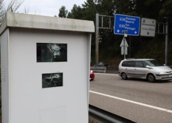 El radar activado por la DGT en Mos hace tres semanas aparece con los cristales rotos