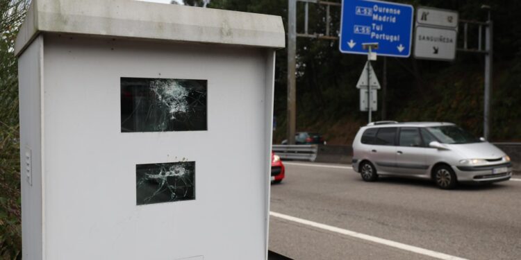 El radar activado por la DGT en Mos hace tres semanas aparece con los cristales rotos