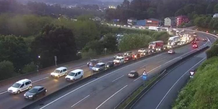 Tres heridos en otros tres accidentes en la A-55 que colapsaron la autovía durante horas