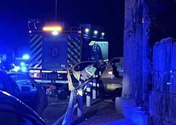 Rescatan a un joven del interior de su vehículo tras chocar contra una casa