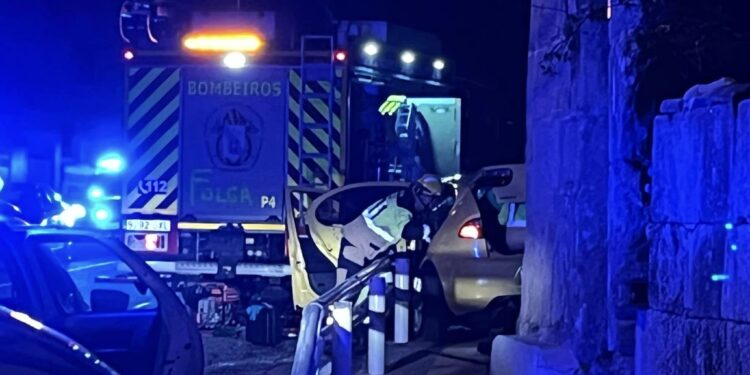 Rescatan a un joven del interior de su vehículo tras chocar contra una casa