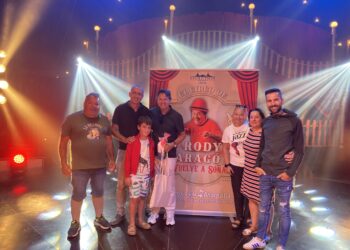 El famoso payaso es el protagonista de un show de 2 horas por lo que desfilan equilibristas, malabaristas, acróbatas aéreos... Todos con una misión: preservar el legado que cautivou la generaciones bajo el encanto de una carpa