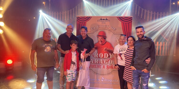 El famoso payaso es el protagonista de un show de 2 horas por lo que desfilan equilibristas, malabaristas, acróbatas aéreos... Todos con una misión: preservar el legado que cautivou la generaciones bajo el encanto de una carpa