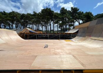 La playa de Samil cambia de piel con el montaje en marcha de las instalaciones de O Marisquiño