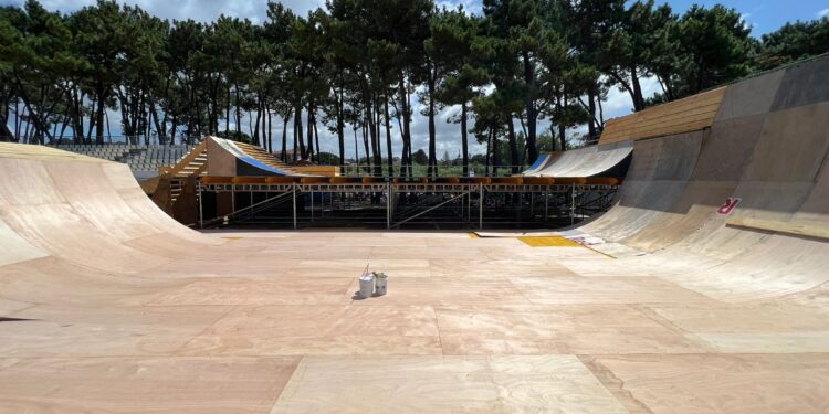 La playa de Samil cambia de piel con el montaje en marcha de las instalaciones de O Marisquiño