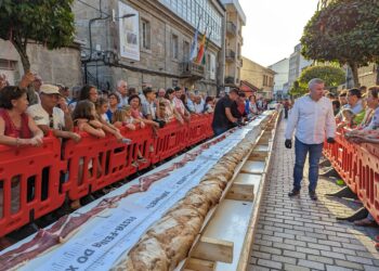 A Cañiza hornea el bocata de jamón nunca visto en A Paradanta