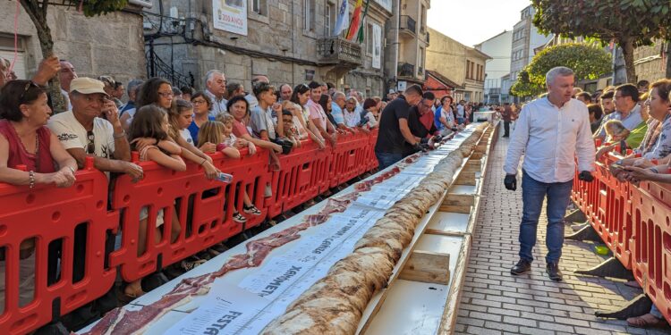 A Cañiza hornea el bocata de jamón nunca visto en A Paradanta