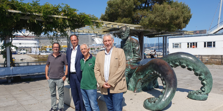 El presidente de la Autoridad Portuaria de Vigo, Carlos Botana, se reunió con la Sociedad Jules Verne para encontrar vías de colaboración y trabajo conjunto para poner en valor la figura de Julio Verne, Vigo y su puerto.