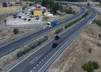 Reabierto al tráfico el tramo de la autovía A-52 en Zamora donde ardió un camión cargado de chocolate