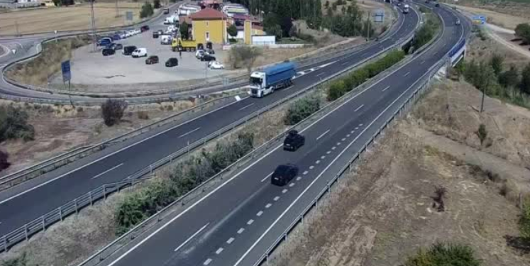 Reabierto al tráfico el tramo de la autovía A-52 en Zamora donde ardió un camión cargado de chocolate