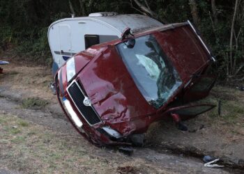 Dos heridos al volcar un coche con una caravana en la Autovía Rías Baixas