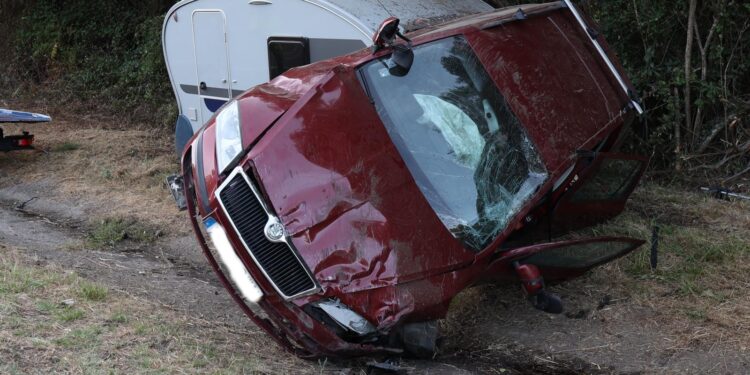 Dos heridos al volcar un coche con una caravana en la Autovía Rías Baixas