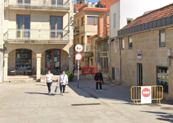 Herida grave una mujer en las fiestas de Cangas tras desprenderse una cornisa