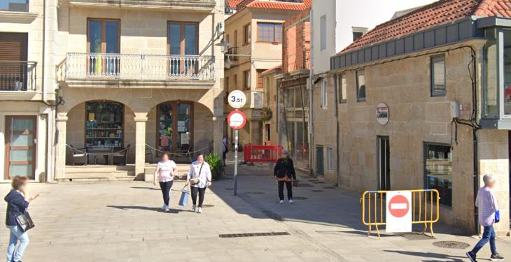 Herida grave una mujer en las fiestas de Cangas tras desprenderse una cornisa