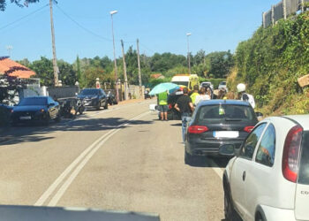 Un motorista herido en un accidente en Vigo con un coche volcado
