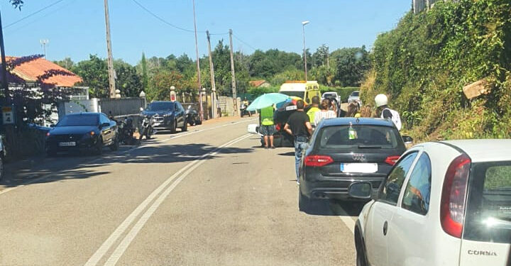 Un motorista herido en un accidente en Vigo con un coche volcado