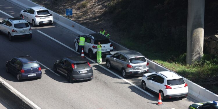 Importantes retenciones en la A-55 por una colisión múltiple entre cuatro vehículos