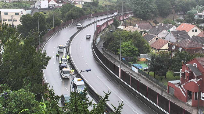 Dos accidentes en Vigo: un herido en Arquitecto Palacios y salida de vía contra cuatro coches aparcados en Beiramar
