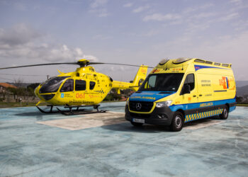 Evacuada en helicóptero al Cunqueiro una mujer que sufrió un desvanecimiento en el mar en Cangas