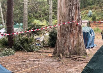 El campista herido grave en Cíes sigue en la UCI y la mujer recibirá el alta en próximas horas