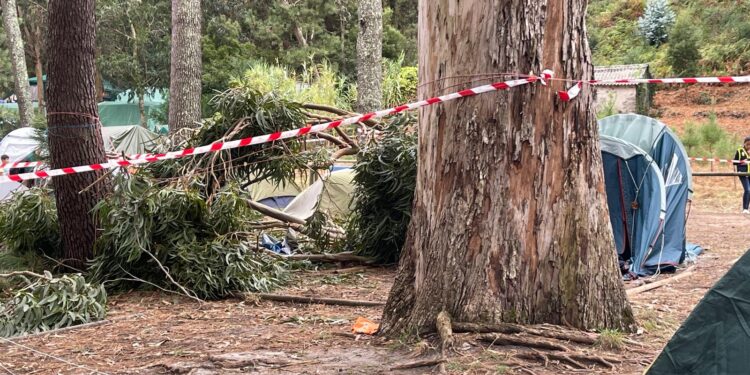 El campista herido grave en Cíes sigue en la UCI y la mujer recibirá el alta en próximas horas