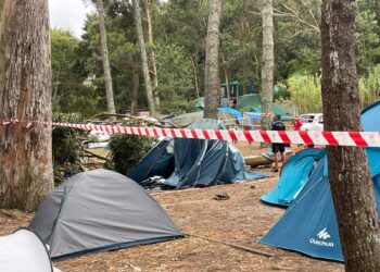 Cuatro heridos, dos de ellos de gravedad, tras caer la rama de un árbol sobre una tienda de campaña en Cíes