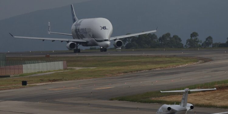 El Beluga XL de Airbus vuelve a sobrevolar Vigo y aterriza en Peinador procedente de Toulouse