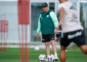 Benítez, deseoso de que acabe el mercado de fichajes: “Se está trabajando mucho y en buena línea”