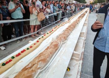 La Feira do Xamón de A Cañiza ya está preparada para batir otro record de bocadillo gigante