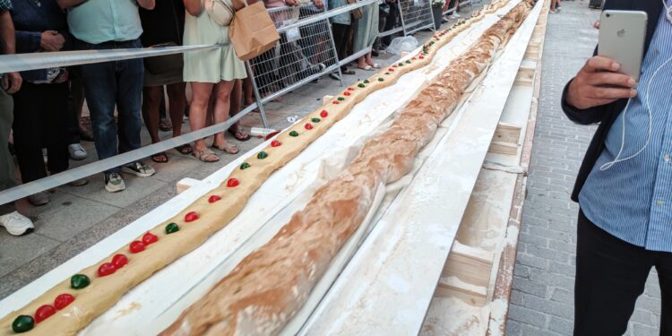 La Feira do Xamón de A Cañiza ya está preparada para batir otro record de bocadillo gigante