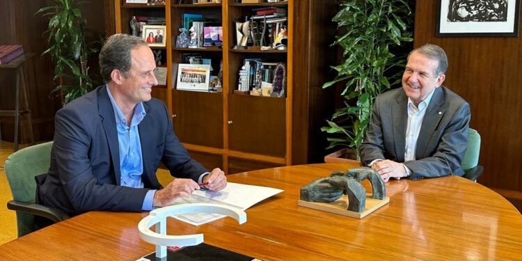 Concello y Puerto de Vigo abogan por avanzar en cooperación, pero Caballero reitera su ‘no’ al tren en Bouzas