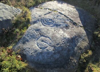 Nigrán da a conocer sus petroglifos con una observación nocturna guiada por un experto