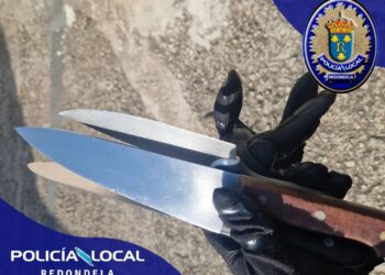 Desarman y reducen a un hombre que irrumpió con tres cuchillos en la casa de su madre en Chapela