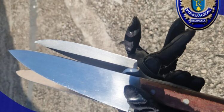 Desarman y reducen a un hombre que irrumpió con tres cuchillos en la casa de su madre en Chapela