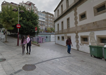 Multan por orinar en una calle de Vigo a un hombre que se enfrentó a la Policía Local: “Sois unos buitres”