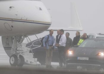 El rey Juan Carlos despega desde Vigo tras cinco días en Galicia, adonde «volverá pronto»