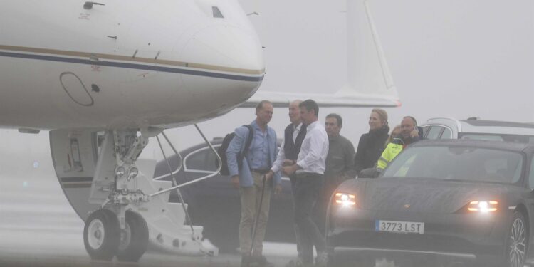 El rey Juan Carlos despega desde Vigo tras cinco días en Galicia, adonde «volverá pronto»