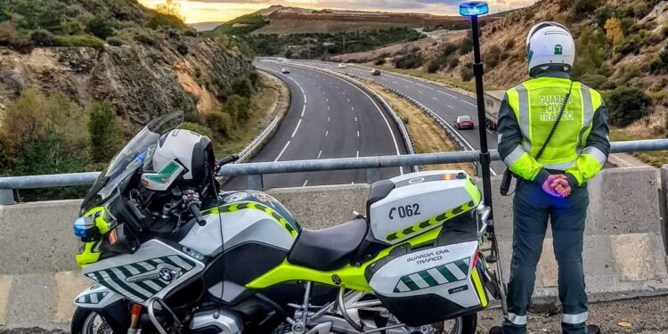 Restablecida la circulación en la A-52 tras las retenciones causadas por el incendio de un camión